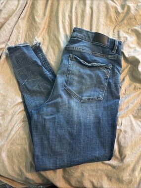 Buckle Women's Skinny Jeans in Blue Wash with Frayed Ankles